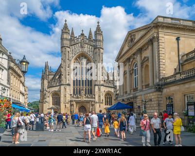 Blick auf den Kirchhof der Abtei in Richtung Bath Abbey mit den römischen Bädern auf der rechten Seite, Bath, Somerset, England, Großbritannien Stockfoto