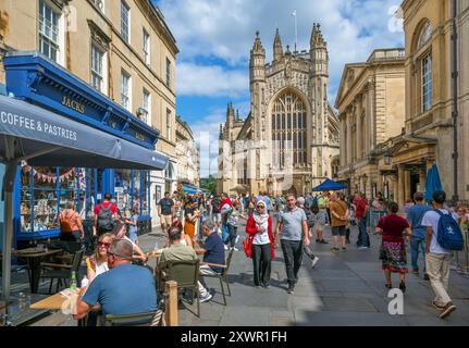 Blick auf den Kirchhof der Abtei in Richtung Bath Abbey mit den römischen Bädern auf der rechten Seite, Bath, Somerset, England, Großbritannien Stockfoto