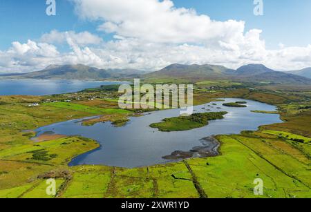 Nordöstlich über Tully Lough zum Eingang zum Killary Harbour und weiter zum Mweelrea Mountain. North Connemara, Irland. Spätsommer Stockfoto