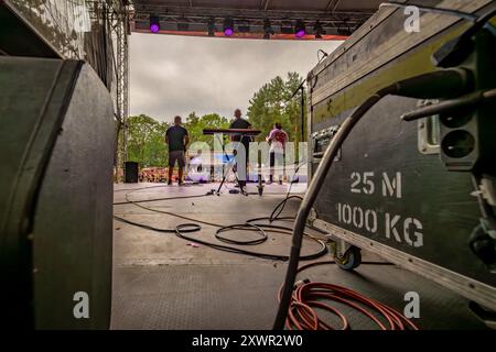 Blick von hinten auf die große Bühne des Valnik Musikfestivals in Slany CZ 08 17 2024 Stockfoto