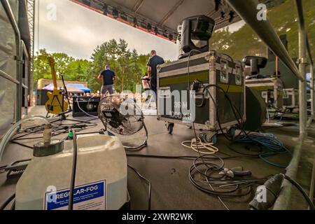 Blick von hinten auf die große Bühne des Valnik Musikfestivals in Slany CZ 08 17 2024 Stockfoto