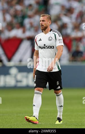 Rafal Augustyniak aus Legia Warszawa wurde während des Spiels der UEFA Conference League 2024/2025 zwischen Legia Warszawa und Brondby IF im Marshall Jozef Pilsudskis Municipal Stadium in Legia Warschau gezeigt. Endpunktzahl; Legia Warszawa 1:1 Brondby IF. Stockfoto