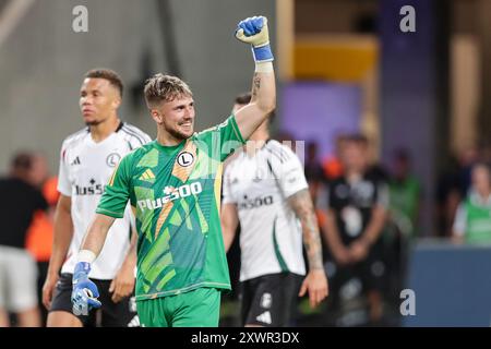 Kacper Tobiasz aus Legia Warszawa wurde beim Spiel der UEFA Conference League 2024/2025 zwischen Legia Warszawa und Brondby IF im Marshall Jozef Pilsudskis Municipal Stadium in Legia Warschau gesehen. Endpunktzahl; Legia Warszawa 1:1 Brondby IF. Stockfoto