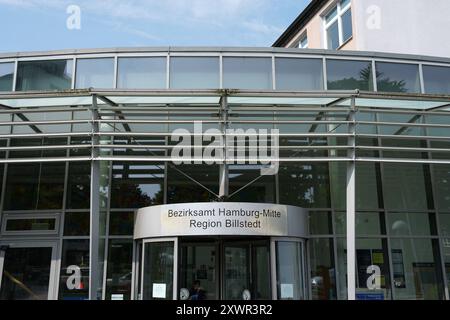 Hamburg, Deutschland. August 2024. Blick auf das Bezirksbüro Hamburg-Mitte in der Region Billstedt. Quelle: Marcus Brandt/dpa/Alamy Live News Stockfoto