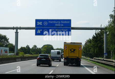 Hamburg, Deutschland. August 2024. Fahrzeuge, die auf der Autobahn A1 am Autobahnkreuz Moorfleet in Richtung Süden fahren. Quelle: Marcus Brandt/dpa/Alamy Live News Stockfoto