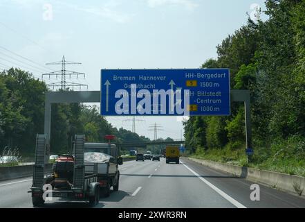 Hamburg, Deutschland. August 2024. Die Fahrzeuge fahren auf der Autobahn A1 in Richtung Süden. Quelle: Marcus Brandt/dpa/Alamy Live News Stockfoto