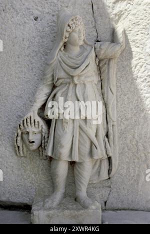 Skulptur von Melpomene mit tragischer Maske (ihr Attribut). In der griechischen Mythologie war sie eines der beiden Musen des Theaters. Sie wurde zur Muse der Tragödie. Museum von Aphrodisias. Türkei. Stockfoto