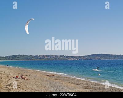 Kitesurfen am Strand Almanarre in Hyeres in der Provence Stockfoto