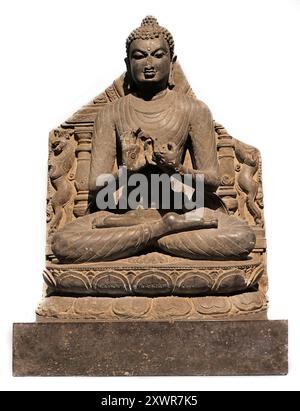 Buddha predigte die erste Predigt in Sarnath, Indien, Bihar, Pala, 12. Jahrhundert, schwarzer Stein isoliert auf weißem Hintergrund Stockfoto