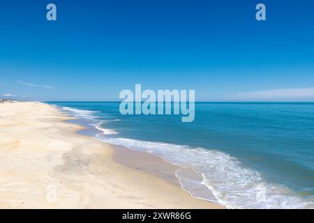 Blick auf den Strand vom Avalon Pier entlang der Alantischen Küste in Outer Banks, North Carolina, USA Stockfoto