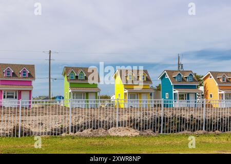 Farbenfrohe, winzige Häuser werden in Outer Banks in der Stadt Buxton, North Carolina, USA, gebaut Stockfoto