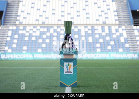 Reggio Emilia, Italien. August 2024. Die Trophäe vor dem Finale des Supercoppa Primavera Fußballspiels zwischen Sassuolo U20 und Fiorentina U20 im Città del Tricolore Stadion in Reggio Emilia, Norditalien - Dienstag, den 20. August 2024. Sport - Fußball . (Foto: Marco Alpozzi/Lapresse) Credit: LaPresse/Alamy Live News Stockfoto