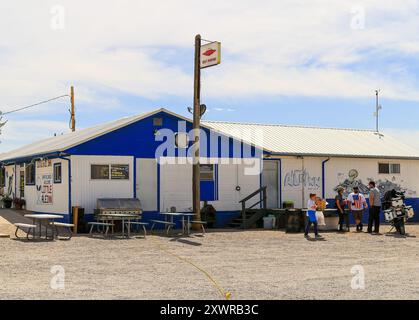 RACHEL, NEVADA, USA - 3. JUNI 2017: Das Restaurant und die Bar Little Aleinn. Vor dem Hotel befinden sich Parkgäste und ein Mitarbeiter Stockfoto