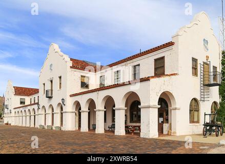 CALIENTE, NEVADA, USA - 3. JUNI 2017: Der historische Bahnhof von Caliente und das heutige Rathaus mit Gleisen im hinteren Teil Stockfoto