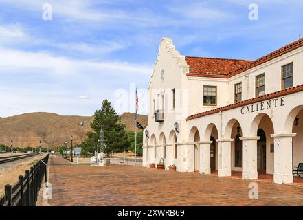 CALIENTE, NEVADA, USA - 3. JUNI 2017: Der historische Bahnhof von Caliente und das heutige Rathaus mit Gleisen im hinteren Teil Stockfoto