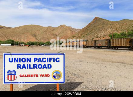 CALIENTE, NEVADA, USA – 3. JUNI 2017: Die Caliente Yard der Union Pacific Railroad mit Gleisen und einem Güterzug hinten Stockfoto