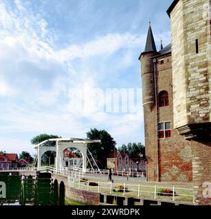 Zugbrücke und Zuidhavenpoort (Stadttor) am alten Hafen an einem sonnigen Tag in Zierikzee, Zeeland, Niederlande. Dieses Stadttor wurde in Th gebaut Stockfoto