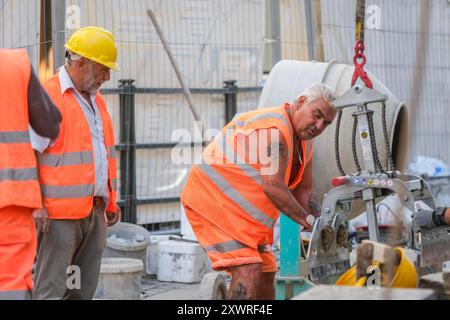 Torino, Italien. August 2024. Operai al lavoro nel cantiere di Via Po. Torino, Italien. - Cronaca . Martedì 20 Agosto 2024 (Foto Giulio Lapone/LaPresse) Männer am Arbeitsplatz in der Via Po. Turin, Italien. - News - Dienstag, 20. August 2024 (Foto Giulio Lapone/LaPresse) Credit: LaPresse/Alamy Live News Stockfoto