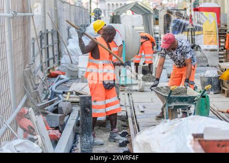 Torino, Italien. August 2024. Operai al lavoro nel cantiere di Via Po. Torino, Italien. - Cronaca . Martedì 20 Agosto 2024 (Foto Giulio Lapone/LaPresse) Männer am Arbeitsplatz in der Via Po. Turin, Italien. - News - Dienstag, 20. August 2024 (Foto Giulio Lapone/LaPresse) Credit: LaPresse/Alamy Live News Stockfoto