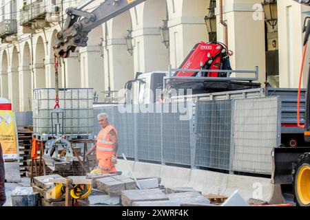 Torino, Italien. August 2024. Operai al lavoro nel cantiere di Via Po. Torino, Italien. - Cronaca . Martedì 20 Agosto 2024 (Foto Giulio Lapone/LaPresse) Männer am Arbeitsplatz in der Via Po. Turin, Italien. - News - Dienstag, 20. August 2024 (Foto Giulio Lapone/LaPresse) Credit: LaPresse/Alamy Live News Stockfoto