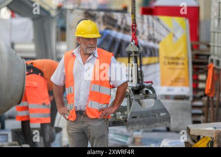 Torino, Italien. August 2024. Operai al lavoro nel cantiere di Via Po. Torino, Italien. - Cronaca . Martedì 20 Agosto 2024 (Foto Giulio Lapone/LaPresse) Männer am Arbeitsplatz in der Via Po. Turin, Italien. - News - Dienstag, 20. August 2024 (Foto Giulio Lapone/LaPresse) Credit: LaPresse/Alamy Live News Stockfoto