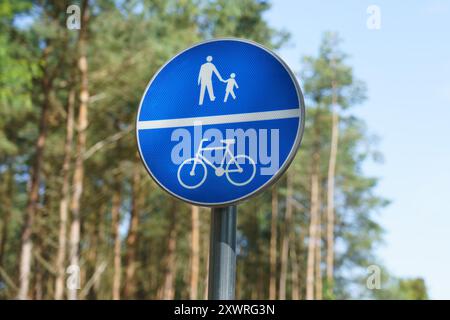 Straßenschild - Verkehr für Fußgänger und Fahrräder Stockfoto