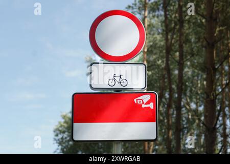 Kein Eintritt, Straßenschild. Fahrrad. Überwachungsbereich. Stockfoto