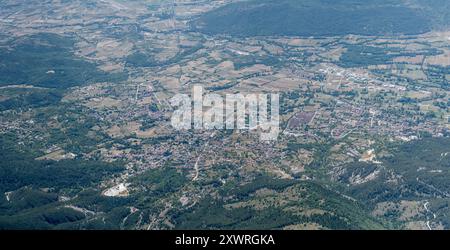 Panoramablick aus der Luft, von einem Segelflugzeug aus, mit Pizzoli Dorf, aufgenommen von Norden im hellen Sommerlicht, Apennin, L'Aquila, Abruzzen, Italien Stockfoto