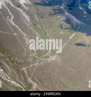 Luftlandschaft, von einem Segelflugzeug aus, mit Halt auf dem kargen Bergland des Campo Imperatore, von oben im hellen Sommerlicht aufgenommen, Apennin, L'Aqui Stockfoto