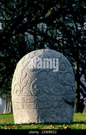 The Turoe Stone, Bullaun, County Galway, Irland. 1 m hoher Granitstein mit feiner Keltenschnitzerei im La-Tene-Stil Stockfoto