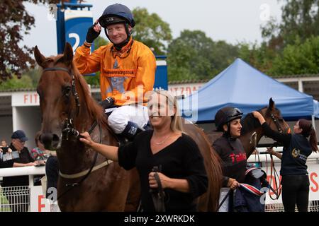 Windsor, Berkshire, Großbritannien. August 2024. DER von Jockey William Carson gerittene NORDIC RUHM gewinnt die Free Digital Racecard bei Raceday-Ready.com Handicap Stakes (Klasse 6) auf der Royal Windsor Racecourse in Windsor, Berkshire, beim Final Fiesta-Rennen am Montag. Besitzer Dare to Dream Racing, Trainer Michael Attwater, Epsom, Züchter Kangyu International Racing, Sponsor daretodreamracing.co.uk. Quelle: Maureen McLean/Alamy Live News Stockfoto