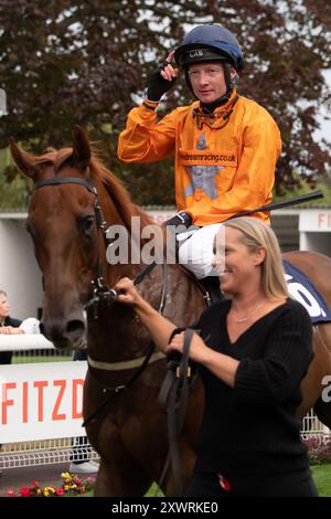 Windsor, Berkshire, Großbritannien. August 2024. DER von Jockey William Carson gerittene NORDIC RUHM gewinnt die Free Digital Racecard bei Raceday-Ready.com Handicap Stakes (Klasse 6) auf der Royal Windsor Racecourse in Windsor, Berkshire, beim Final Fiesta-Rennen am Montag. Besitzer Dare to Dream Racing, Trainer Michael Attwater, Epsom, Züchter Kangyu International Racing, Sponsor daretodreamracing.co.uk. Quelle: Maureen McLean/Alamy Live News Stockfoto