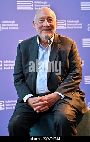 Edinburgh, Schottland, Großbritannien. August 2024. Edinburgh International Book Festival: Joseph E Stiglitz, US-amerikanischer Ökonom und Professor an der Columbia University, beim offiziellen Fotogespräch. Preisträger des Nobelpreises für Wirtschaftswissenschaften und Chefökonom der Weltbank. Quelle: Craig Brown/Alamy Live News Stockfoto