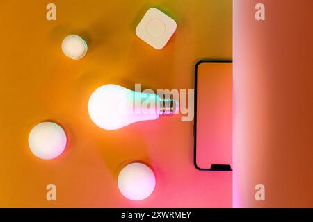 Diagramm für Smart-Home-Geräte. Glühlampe. Telefon leerer Touchscreen. Stockfoto