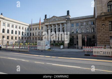 Berlin, Deutschland. August 2024. Das Bundesratsgebäude, das am 20. August 2024 von der Leipziger Straße eingenommen wurde, symbolisiert die Bundesstruktur Deutschlands. Der 1949 gegründete Bundesrat hat eine entscheidende Rolle im Gesetzgebungsprozess des Landes gespielt und dafür gesorgt, dass die Stimmen der länder auf nationaler Ebene vertreten sind. (Foto: Michael Kuenne/PRESSCOV/SIPA USA) Credit: SIPA USA/Alamy Live News Stockfoto