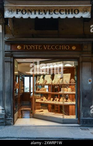 Außenansicht eines Juweliergeschäfts an der mittelalterlichen Brücke Ponte Vecchio, Florenz, Toskana, Italien Stockfoto