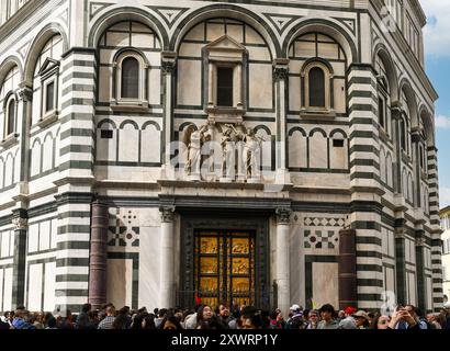 Masse der Touristen bewundern die berühmte Golden bronze Tor des Paradieses auf das Baptisterium des Hl. Johannes in der historischen Mitte von Florenz, Toskana, Italien Stockfoto