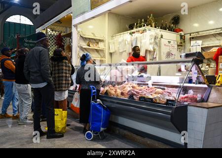 Eine Metzgerei in der zentralen Markt von San Lorenzo im Stadtzentrum von Florenz mit Metzger und Kunden, Toskana, Italien Stockfoto