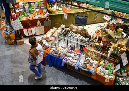 Blick auf ein Lebensmittelgeschäft im Erdgeschoss des San Lorenzo Central Market im Stadtzentrum von Florenz, Toskana, Italien Stockfoto