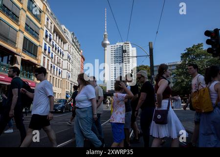 Berlin, Deutschland. August 2024. Fußgänger gehen am 20. August 2024 über den hektischen Hackeschen Markt, in der Ferne ist der berühmte Berliner Fernsehturm zu sehen. Die Region ist ein Zentrum der Aktivität und spiegelt Berlins Status als Weltstadt wider, in der Geschichte und Moderne nahtlos miteinander zusammenleben. (Foto: Michael Kuenne/PRESSCOV/SIPA USA) Credit: SIPA USA/Alamy Live News Stockfoto