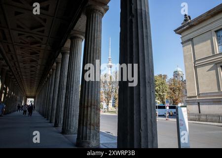 Berlin, Deutschland. August 2024. Der Berliner Fernsehturm, ein Wahrzeichen Ostberlins, wird am 20. August 2024 von den imposanten Säulen des Neuen Museums eingerahmt. 1969 fertiggestellt, ist es nach wie vor das höchste Bauwerk Deutschlands und symbolisiert die Teilung der Stadt nach dem Krieg und die anschließende Wiedervereinigung. (Foto: Michael Kuenne/PRESSCOV/SIPA USA) Credit: SIPA USA/Alamy Live News Stockfoto