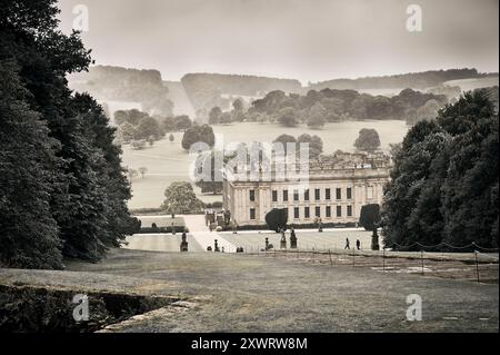 Chatsworth House (eröffnet 1708) im englischen Barock-italienischem Stil von der Kaskade aus gesehen Stockfoto