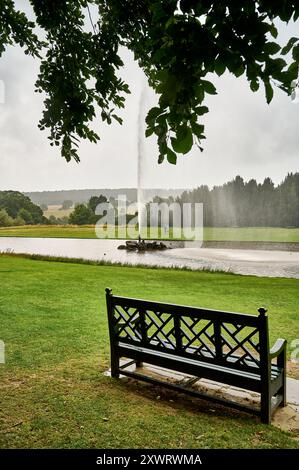 Der Kaiserbrunnen auf dem See auf dem Gelände des Chatsworth House Stockfoto