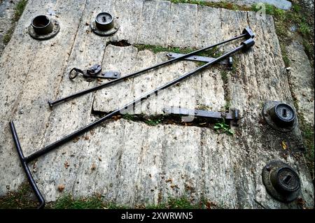 Falltür und Werkzeuge, die mit dem Kaiser-Brunnen auf dem See auf dem Gelände des Chatsworth House verwendet werden Stockfoto