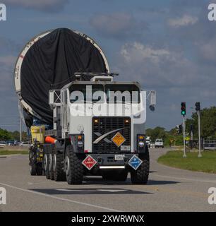 Kennedy Space Center, USA. August 2024. Am 20. August wird Elon Musks Arbeitspferd SpaceX Falcon 9 und Flottenführer B-1062 vor der VAB zu ihrem Startplatz transportiert. Denn es sind 23 Flüge ins All. Kennedy Space Center, Brevard County, Florida, USA. (Foto: Scott Schilke/SIPA USA) Credit: SIPA USA/Alamy Live News Stockfoto