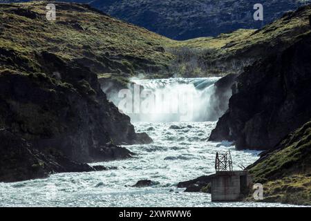 Blick aus der Vogelperspektive auf den Salto Grande Wasserfall am Fluss Paine im Nationalpark Torres del Paine, Patagonien, Chile Stockfoto