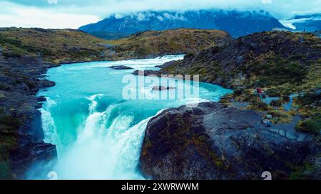 Blick aus der Vogelperspektive auf den Salto Grande Wasserfall am Fluss Paine im Nationalpark Torres del Paine, Patagonien, Chile Stockfoto