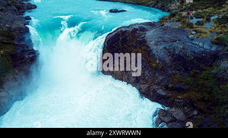 Blick aus der Vogelperspektive auf den Salto Grande Wasserfall am Fluss Paine im Nationalpark Torres del Paine, Patagonien, Chile Stockfoto