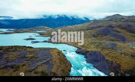 Blick aus der Vogelperspektive auf den Salto Grande Wasserfall am Fluss Paine im Nationalpark Torres del Paine, Patagonien, Chile Stockfoto