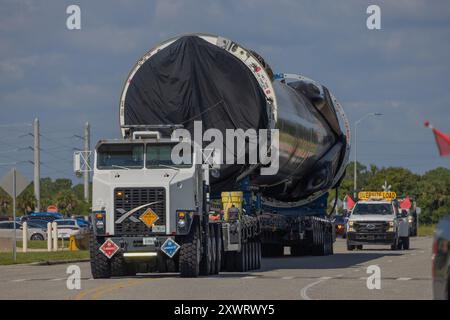 Kennedy Space Center, USA. August 2024. Am 20. August wird Elon Musks Arbeitspferd SpaceX Falcon 9 und Flottenführer B-1062 vor der VAB zu ihrem Startplatz transportiert. Denn es sind 23 Flüge ins All. Kennedy Space Center, Brevard County, Florida, USA. (Foto: Scott Schilke/SIPA USA) Credit: SIPA USA/Alamy Live News Stockfoto